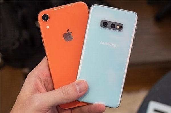 iPhone XR и Samsung Galaxy S10E: подробное сравнение двух смартфонов