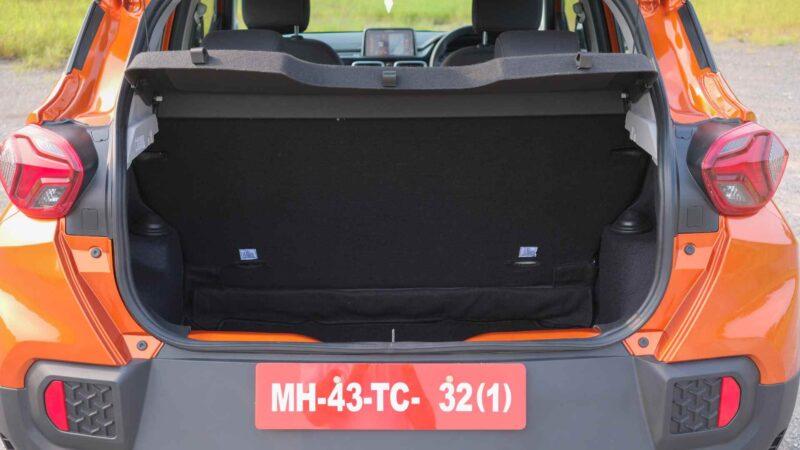 В 366-литровый багажник Punch легко поместятся три сумки, но из-за высокой кромки их придется переворачивать. Изображение: Tech2 / Tushar Burman
