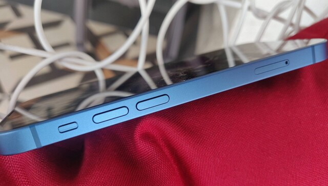 iPhone 13 Mini имеет алюминиевую раму и устойчивый к царапинам корпус из керамического стекла.