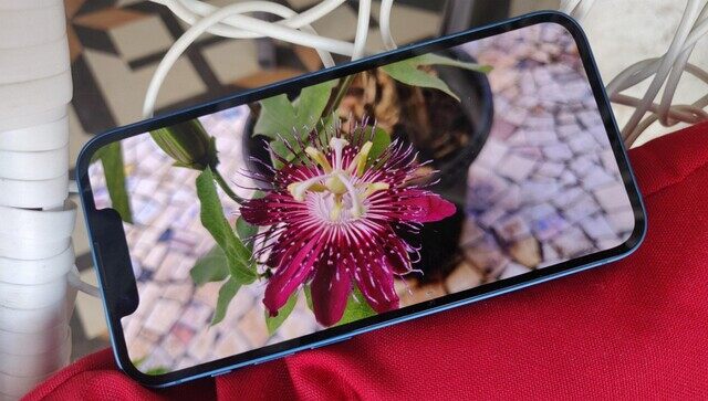 5,4-дюймовый OLED-экран Full HD+ Super Retina XDR на Apple iPhone 13 совместим с HDR10 и Dolby Vision, а плотность пикселей 476 PPI делает дисплей четким, а точность цветопередачи превосходной. 